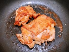 等水份收干即可，这样煎出来的鸡腿滑嫩好吃哦，煎好的鸡腿大家自行选择是否要去皮，改刀切成长条