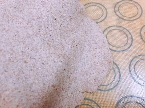 擀成薄圆饼