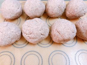 取出面团排气后分成8份分别滚圆