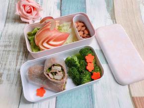 把做好的卷饼和蔬菜、水果、坚果都放入便当盒里