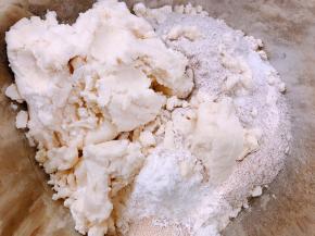 盆里加入黑麦粉，豆渣，盐，糖，酵母和清水，水的用量要看你豆渣的干湿程度