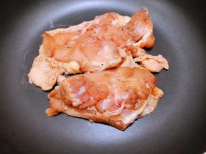 平底锅烧热，把腌制好的鸡腿皮朝下开始煎