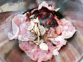 加入生抽，老抽少许上色，黑胡椒碎，蚝油，白糖，蒜片抓匀，放入保鲜盒腌制。不要过咸，我一般会腌制两天的量