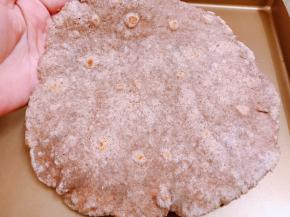 全部烙好后趁热放入保鲜袋里，借助热气会让饼变的更柔软。一次吃不完的可以冷冻保存，下次取出直接加热