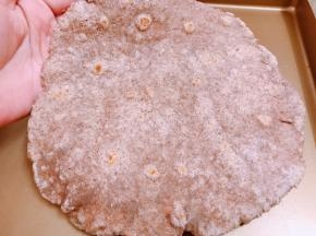 全部烙好后趁热放入保鲜袋里，借助热气会让饼变的更柔软。一次吃不完的可以冷冻保存，下次取出直接加热