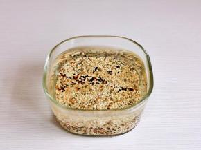 藜麦淘洗干净，冷水泡1小时。