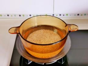 泡好后放入锅中煮熟，煮至开芽即可。