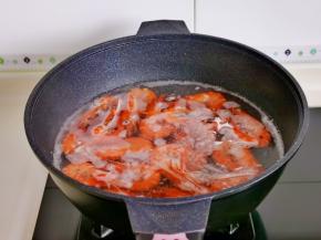 水开倒入虾煮熟捞出。