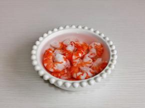剥好的虾仁放冷水碗中，这样口感更好。
