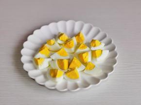 蛋煮熟后切小块。