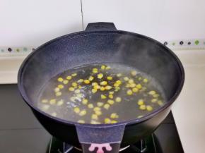 玉米粒煮熟捞出。