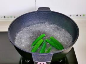 秋葵洗净焯水断生，捞出切小块。