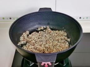 锅中加入少许橄榄油，倒入煮熟的藜麦。