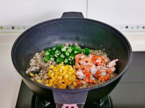再加入玉米粒，秋葵，虾仁。