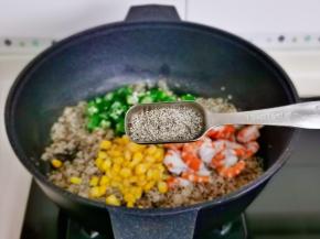 加入黑胡椒，盐翻炒均匀即可关火。