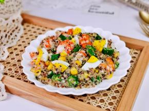 盛出装盘，放上蛋，淋上沙拉汁，或者酸奶都可以。