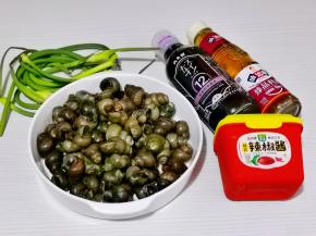 准备食材，我买的螺狮是剪好的，回来清洗几遍就可以。