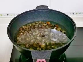 冷水下锅，大火烧开煮3分钟，捞出用冷水冲洗干净。