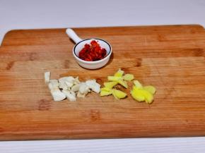 姜蒜去皮切片，准备好辣椒碎。