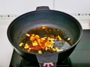 起油锅，加入辣椒碎，姜蒜煸炒。