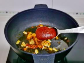 再加入韩式辣酱，量根据个人口味增减。