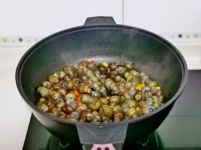 加入焯水的螺狮翻炒。