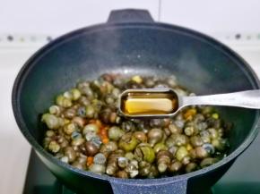 加入料酒，可以适当多一些。