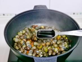 加入酱油翻炒2分钟。