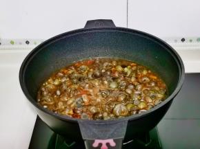 加入1小碗开水，大火烧开转中火煮至壳脱落就代表熟了。