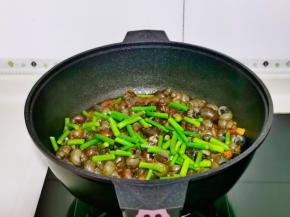 加入切好的蒜苔快速翻炒断生即可关火。