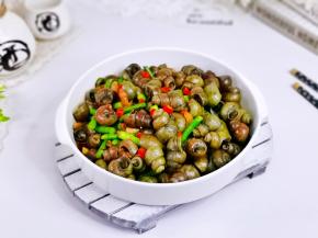 盛出装盘，撒上辣椒段。