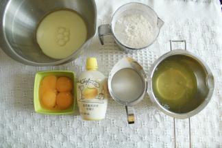 准备材料。分离蛋白和蛋黄，蛋白冷藏。