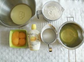 准备材料。分离蛋白和蛋黄，蛋白冷藏。
