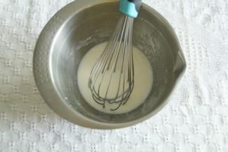 牛奶、玉米油用蛋抽搅打至乳化无油点。