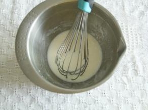 牛奶、玉米油用蛋抽搅打至乳化无油点。