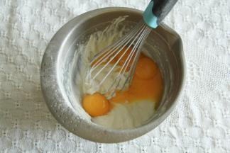 Z字形拌匀至无干粉。加蛋黄