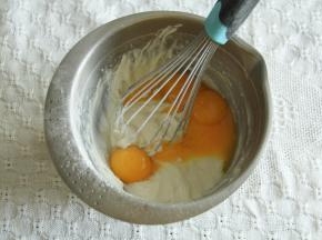 Z字形拌匀至无干粉。加蛋黄