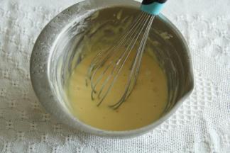 Z字形拌匀成顺滑滴落蛋黄糊。