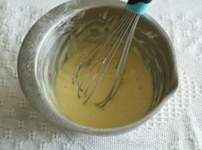 Z字形拌匀成顺滑滴落蛋黄糊。