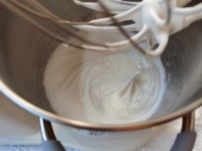 预热烤箱上下180度。蛋白倒入桶中，加柠檬汁去腥。中高速打到鱼眼泡，加1/3糖；打到细密小泡加1/3糖；打到略带纹路加最后的糖。转高速打到提起打蛋笼呈现弯钩（湿性发泡），转低速再打几圈，整理大气泡。蛋白最后是细腻带光泽的，用时3分钟左右，相当快捷。