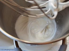 预热烤箱上下180度。蛋白倒入桶中，加柠檬汁去腥。中高速打到鱼眼泡，加1/3糖；打到细密小泡加1/3糖；打到略带纹路加最后的糖。转高速打到提起打蛋笼呈现弯钩（湿性发泡），转低速再打几圈，整理大气泡。蛋白最后是细腻带光泽的，用时3分钟左右，相当快捷。