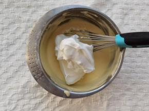 取1/3蛋白霜入蛋黄糊，切拌翻拌手法初步混匀。再取1/3蛋白霜同样操作。