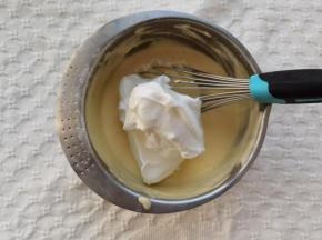 取1/3蛋白霜入蛋黄糊，切拌翻拌手法初步混匀。再取1/3蛋白霜同样操作。