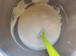 拌匀的面糊倒回到剩余蛋白霜中，同样操作混匀后用刮刀将盆边和盆底部蛋抽没有拌匀的，再翻拌几下。