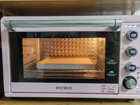 放入预热好的烤箱中层，上下150度烤30分钟。