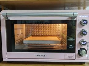 放入预热好的烤箱中层，上下150度烤30分钟。