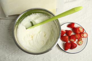 淡奶油加18克糖打发成裱花状。草莓洗净切去柄部。