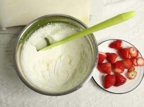 淡奶油加18克糖打发成裱花状。草莓洗净切去柄部。