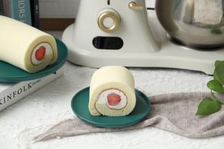 切块开吃！好幸运，切中草莓心，冷藏后口感更佳！