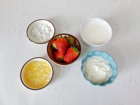 准备食材，吉利丁片提前泡软备用。